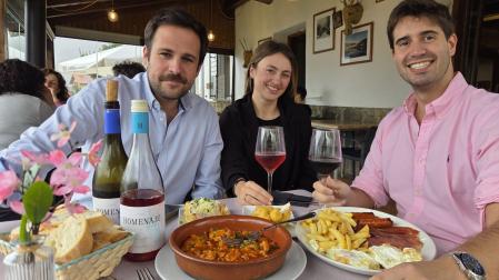 Nueva gestión en el Hostal Etxeberri de Eugi. Desde la izda., Pablo López Reclusa (socio), Carlota González Saavedra (trabajadora) y Gonzalo Barricarte Asiain (socio), en un almuerzo de manitas, huevos, jamón y chistorra