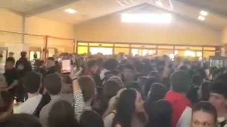 Aglomeración de personas durante la venta presencial de entradas para la Carpa Universitaria, este martes en el edificio de El Sario, en Pamplona.