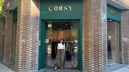 Ainara Martín Elizalde, en la puerta de su establecimiento de moda Coosy en la calle Alhondiga de Pamplona