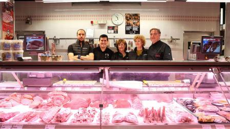 Desde la dcha., Jesús Mª Jaime, Margari Orive, Angelines Aoiz, Joseba Sanz y Jesús Jaime en la carnicería en la que trabajan los cinco