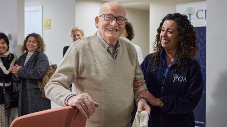 Francisco Expósito recibió con una sonrisa a los asistentes al acto inaugural del nuevo centro de Josefina Arregui en Pamplona.