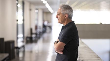 El periodista Jon Sistiaga en la Facultad de Comunicación de la UN, donde proyectó su documental sobre Miguel Ángel Blanco