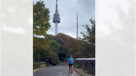 La burladesa Naiara Irigoyen Indave, corriendo por Seúl con la N Seoul Tower a sus espaldas