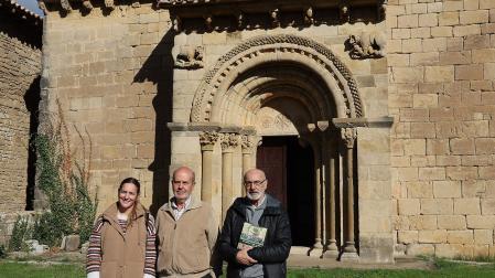 Desde la izda., Amaya Flores, Luis Mª Cabodevilla y Simeón Hidalgo, ante la iglesia de San Martín de Artaiz. Arriba, detalle de testigos de yeso colocados para estudiar grietas, también agrietados