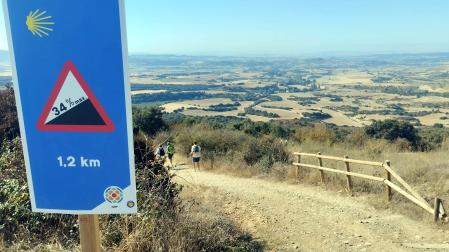 Vista del descenso hacia Obanos, tras coronar el alto de El Perdón, en el recorrido de la nueva La Cizur-Gares
