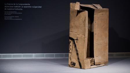 'Composició amb Cistella', de Antoni Tàpies, escultura en bronce con pátina dorada, pintada con óleo, que se muestra como algo pobre, frágil y vulgar.