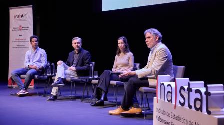 Desde la izda.: Álvaro García (editor de ‘Maldita.es’); Sergio Hernández (responsable de ‘EFE Verifica’), Irene Larraz (coordinadora de ‘Newtral Lab’) y Ramón Salaverría (coordinador ibérico de Iberifier)