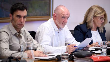 Ángel Ansa, Javier Esparza e Isabel Olave, de UPN, durante el debate en comisión de la ley