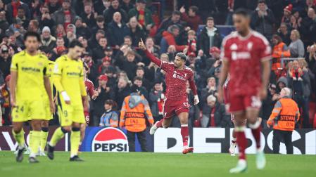 Ronald Araujo celebra el empate a dos justo antes del descanso