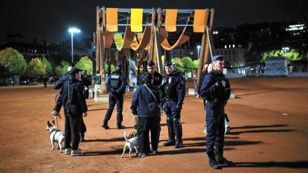 Varios policías vigilan una plaza del centro de Lyon durante el toque de queda