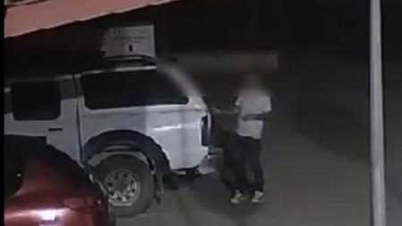 El detenido había forzado la cerradura de la caja trasera del vehículo para sustraer herramientas, equipos de radio y otros efectos