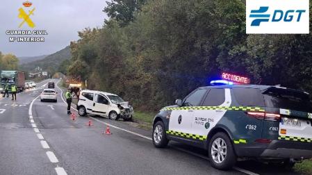 Estado del turismo tras chocar con un camión en la N-121-A