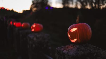 En muchos pueblos de Navarra, durante Gau Beltza, colocaban calabazas y nabos iluminados en los caminos para asustar o guiar a los espíritus