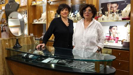 Las hermanas Marisa y Maribel Llorente, en su establecimiento