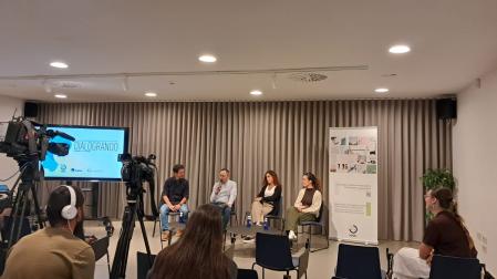 De izquierda a derecha: Julen Etxebeste, colaborador del proyecto; José Ángel Andrés, presidente de Fundación Caja Navarra; Onintza Sayar y Maialen Zabalza, de NNBi