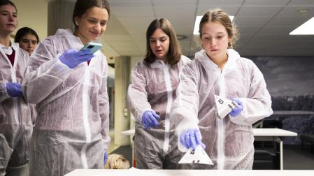 Un grupo de alumnas marcan indicios durante la práctica simulada