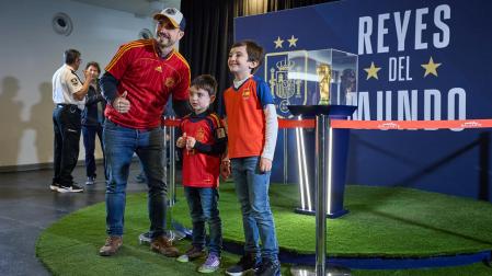 Público el primer día de la exposición 'Reyes del mundo' con la Copa del Mundo en el Baluarte