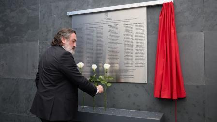 El presidente de Anvite, José Ignacio Toca, deposita una flor junto a la placa en memoria de las víctimas del terrorismo, en un acto que tuvo lugar en el Parlamento el año pasado.