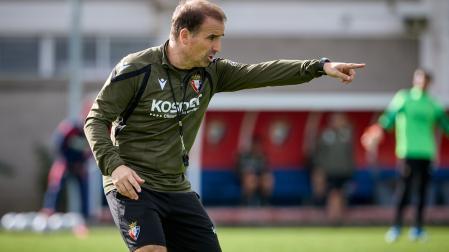Jagoba Arrasate da indicaciones en el entrenamiento de ayer en Tajonar.j.p. urdíroz