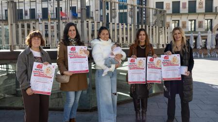 Desde la izda., las comerciantes Soraya Redrado, María Remiro, Tania Da Costa (sosteniendo a Alma), Juani Pantoja y Eva Bermejo