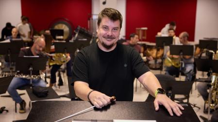 Carlos Sancho Cantús, este martes, en la sede de La Pamplona, poco antes de iniciar el ensayo para el concierto de este viernes