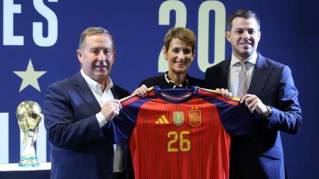 Rafa del Amo (presidente Federación Navarra de Fútbol), María Chivite (presidenta del gobierno) y Álvaro de Miguel (secretario general de la RFEF) posan junto a la Copa del Mundo.