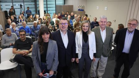 Cristina Ibarrola rodeada de los tres ponentes de la mesa redonda y la presentadora
