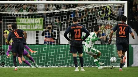 Isco Alarcón engaña al meta del Feyenoord en el lanzamiento que dio los tres puntos al Betis