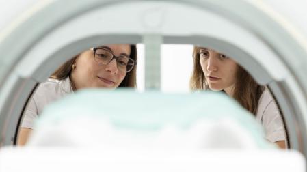 Dos profesionales de la Clínica Universidad de Navarra trabajan con el MR Linac, un acelerador de radioterapia guiada por resonancia magnética que permite administrar tratamientos oncológicos de alta precisión.