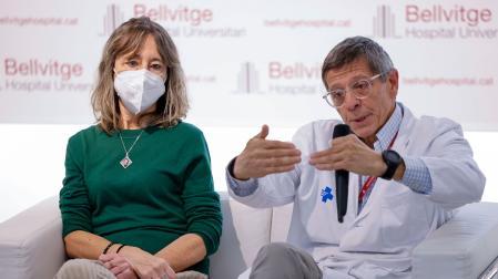 El impulsor del programa de trasplante renal robótico del Hospital de Bellvitge, Francesc Vigués, junto a la paciente Sílvia Bribiesca, de 58 años,