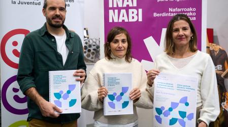 Presentación en la Casa de la Juventud de Pamplona del estudio “Hombres jóvenes y violencia sexual. Investigación en Navarra”.De izda a dcha, Txema Burgaleta, director gerente del instituto Navarro de la Juventud, Ruth Iturbide, coordinadora del estudio y profesora de la UPNA y Patricia Abad, directora gerente del instituto Navarro de la Igualdad