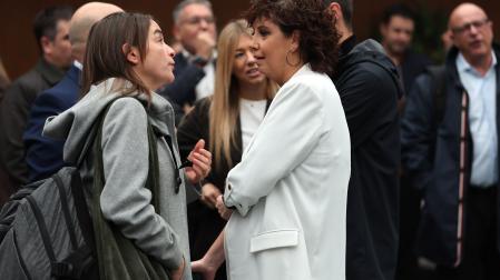 La consejera Begoña Alfaro conversa con la parlamentaria socialista Ainhoa Unzu en los pasillos del Parlamento de Navarra