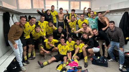 Los jugadores del San Miguel, equipo que suma sus cinco partidos por victorias, celebran en el vestuario