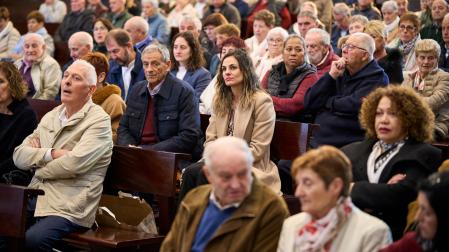 Asistentes a la eucaristía en Gorraiz en el Día del Socio de Arkupeak.