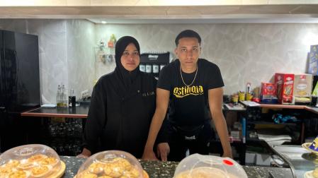 Najate Lehmar y su hijo, Amin Hamdi, detrás del mostrador de Bi Lur, en Alsasua.