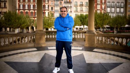El entrenador de Magna Xota, Gonzalo Iglesias ‘Morenín’, en el quiosco de la Plaza del Castillo