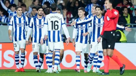 Los jugadores de la Real Sociedad celebran uno de los goles contra el Lillestrom