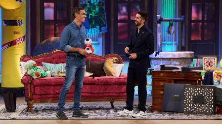 Momento del programa 'La Revuelta' en el que el presidente Pedro Sánchez le entrega su regalo a David Broncano