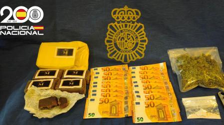 Drogas y dinero intervenidos en la operación policial