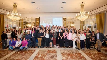 Asistentes a la cena solidaria de la Fundación Vicente Ferrer, con los cuatro chefs que preparon el menú, en el Hotel Tres Reyes de Pamplona, el jueves 22 de octubre.