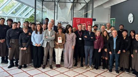 Foto de familia de las autoridades en la presentación con alumnos de la Escuela de Hostelería Egibide-Mendizorrotza