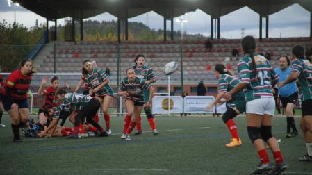 Plantilla del Iruña Rugby Club Femenino durante un partido amistoso de la pasada temporada.