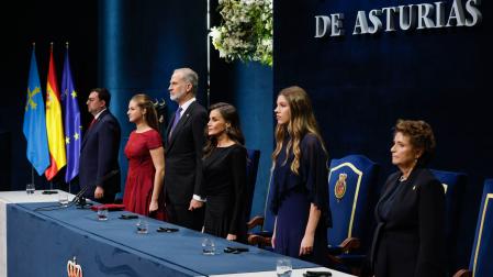 El presidente del Principado de Asturias Adrián Barbon, la princesa Leonor, el rey Felipe VI, la reina Letizia, la Infanta Sofía, y la presidenta de la Fundación Princesa de Asturias, Ana Isabel Fernández, durante la ceremonia de entrega de los Premios Princesa de Asturias 2026, en el Teatro Campoamor de Oviedo