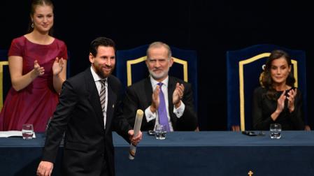 El futbolista argentino Leo Messi, Premio Princesa de Asturias de los Deportes, recibe su diploma durante la ceremonia de los Premios Princesa de Asturias 2026, en el Teatro Campoamor de Oviedo
