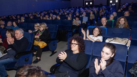 Imagen de los asistentes a la jornada inaugural del 26 Festival de Cine Ópera Prima de Tudela celebrada este viernes en el Cine Moncayo del Barrio de Lourdes de la ciudad