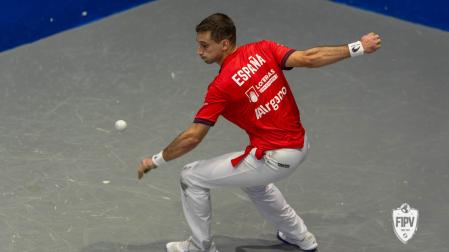 Luis Sánchez, oro en parejas, plata individual, golpea una pelota