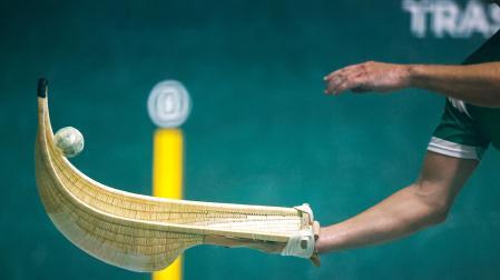 Erik Erkiaga de Euskadi devuelve una pelota ante Jean Olharan de Francia durante el Mundial de Pelota Vasca 2026