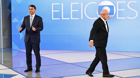 El presidente de Brasil y candidato a la reelección, Luiz Inácio Lula da Silva (dcha.), y el candidato de la oposición Flávio Bolsonaro, asisten al último debate en los estudios de TV GLOBO