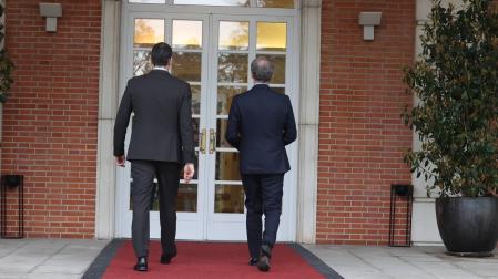 Pedro Sánchez y Alberto Núñez Feijóo, de espaldas en un encuentro que mantuvieron en Moncloa en marzo de 2025.