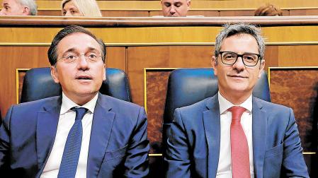 Los ministros de Exteriores, José Manuel Albares, y de Justicia, Félix Bolaños, sentados en sus escaños del Congreso